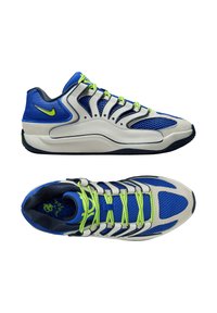 Sportschoenen met een bovenwerk van blauw mesh, grijze suède overlays en neon groene veters. Kenmerken een afgeronde neus en een getextureerde rubberen zool voor grip.
