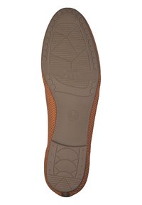 Gummisohle mit strukturiertem Griffmuster in Braun. Flexibles Design mit einem gewebten oberen Rand, gekennzeichnet mit "SOFT FLEX" in erhabenem Detail.