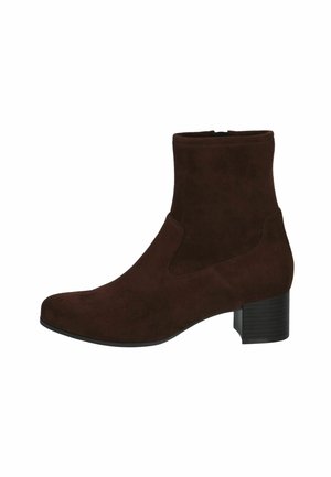 Brun ruskind ankle støvle med lav blokhæle og rundet tå pegende mod venstre på hvid baggrund.