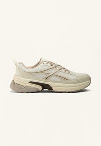 Sportliche Schuhe mit einem cremefarbenen Mesh-Obermaterial, beigen Akzenten, dicker gepolsterter Sohle und einer strukturierten Außensohle für besseren Halt. Schnürdesign mit hinterer Lasche.