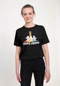 Svart bomullströja med en färgglad grafik av tre björnar och texten "SKATE SQUAD" med en regnbågsdesign ovanför.