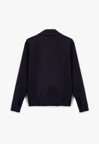 Marineblå pullover-jakke med krave og elastisk talje. Har lange ærmer og knapdetaljer på manchetterne. Glat tekstur.