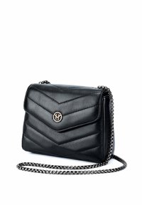 Borsa a spalla in pelle nera con un motivo a rombi, incorniciata da un logo dorato e una tracolla a catena. Forma compatta e rettangolare.