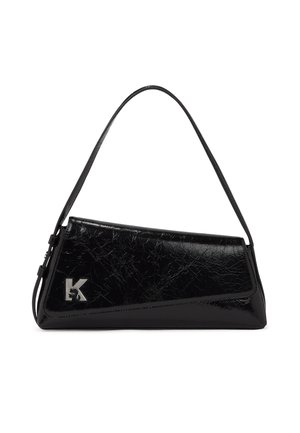 Sac à main triangulaire en cuir noir brillant avec une bandoulière unique et un logo "K" argenté sur le coin avant.