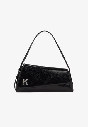 Fekete, fényes bőrből készült háromszög alakú kézitáska egyetlen pánttal és ezüst "K" logóval az elülső sarokban.