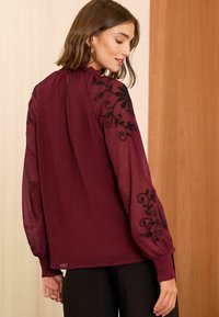 Love & Roses EMBROIDERED - REGULAR FIT - Palaidinė - red