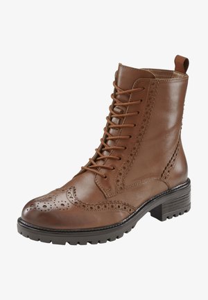 Braune Leder-Stiefelette mit spitzem Zeh, Brogue-Details und Schnürdesign. Verfügt über eine grobe Gummisohle und eine Zugschlaufe.