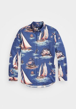 Niebieska koszula na długi rękaw, zapinana na guziki, z nadrukiem o tematyce morskiej, przedstawiającym żaglówki, fale, mewy i kompas.