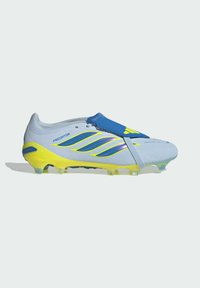 Chaussure de football Adidas Predator blanche et jaune avec couvre-lacets bleu et bandes iridescentes sur fond blanc.