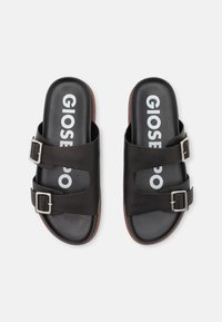 Svarta sandaler med två breda remmar och silverfärgade spännen, en vadderad fotbädd och en slät gummisula med varumärket "GIOSEPO."