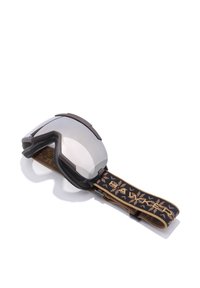 Síkedők ívelt, tükröződő szürke lencsével és fekete kerettel. Texturált barna pánt geometriai bézs mintával. Puha habszivacs bélés.