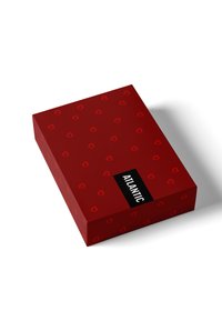 Czerwone tekturowe pudełko na prezent z motywem serca, gładką fakturą oraz wyraźną czarną etykietą z napisem "ATLANTIC" białymi literami.