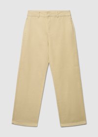 Pantalon beige à jambes larges en coton, présentant une texture lisse, des passants pour ceinture et des poches latérales ; design épuré et minimaliste.