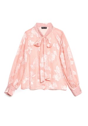 Ružová kvetinová blúzka s mašličkou na krku, dlhými nadýchanými rukávmi a jemným lesklým povrchom. Má reliéfne vzory kvetov a manžety.
