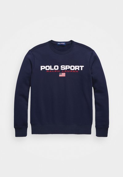 Hanorac bleumarin dintr-un amestec de bumbac, cu guler rotund și manșete ribbate, având logo-ul "POLO SPORT" în text alb și roșu îndrăzneț.