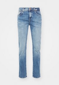 Jeans de denim azul claro con un diseño de pierna recta, estilo de cinco bolsillos, remaches de cobre y un leve desgaste a lo largo de las piernas.