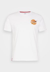 Camiseta de algodón blanca de manga corta con un logotipo circular naranja de la NASA en el lado izquierdo del pecho. Detalle rojo en el cuello.