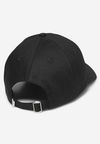 Zwarte baseballcap met een gebogen klep, gemaakt van stevig materiaal. Voorzien van een verstelbare strap aan de achterkant en ventilatie-oogjes.