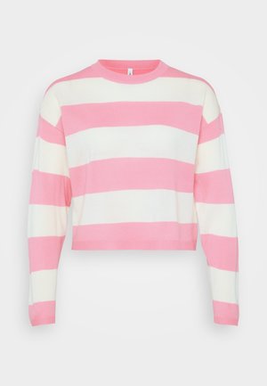 Gehaakte trui met roze en witte horizontale strepen, ronde halslijn en lange mouwen. Zachte textuur, cropped ontwerp. Geen zichtbare hardware.