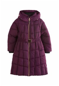 Manteau doudoune violet avec capuche, présentant un design matelassé, une fermeture éclair dorée et une taille élastique. Accents noirs sur les manches.