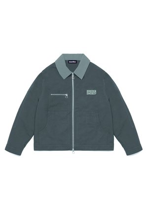 Mørkegrå glidelåsjakke med lys grå krage, brystlomme med glidelås, to nedre lommer, og "Kootiko Society"-logo på venstre bryst.