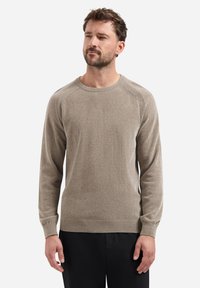 Lichtbruine gebreide trui met een ronde hals, geribde boorden en detail bij de schoudernaad. Soepele textuur en aangesloten ontwerp.