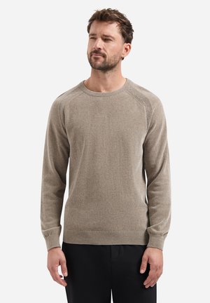 Lichtbruine gebreide trui met een ronde hals, geribde boorden en detail bij de schoudernaad. Soepele textuur en aangesloten ontwerp.
