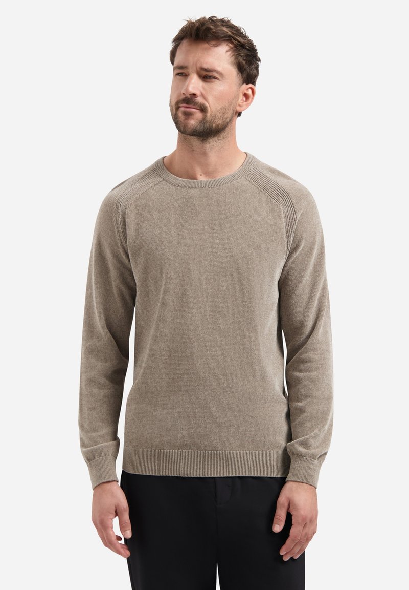 Lichtbruine gebreide trui met een ronde hals, geribde boorden en detail bij de schoudernaad. Soepele textuur en aangesloten ontwerp.