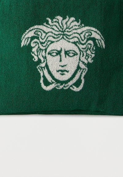 Πράσινο υφασμα με υφή και λευκό σχέδιο κεφαλής Μέδουσας στο κέντρο, με φίδια ως μαλλιά.