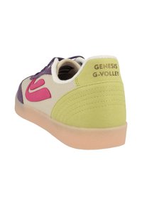 Plátěné tenisky s fialovými, růžovými a zelenými akcenty, s prošívaným designem a texturovaným povrchem. Na patě je vytištěn nápis "GENESIS G-VOLLEY".