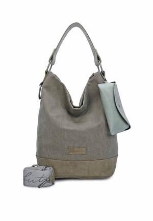 Sac à main en tissu gris et daim avec une bandoulière grise amovible assortie et une petite pochette attachée sur fond blanc.