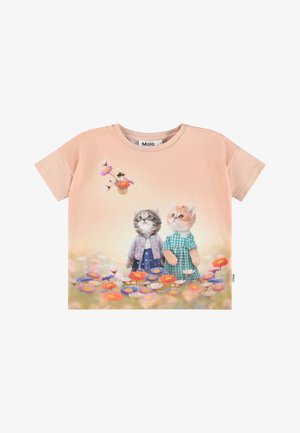 T-shirt rosa de manga curta com uma ilustração floral apresentando dois gatos vestidos. Material de algodão suave com decote redondo e corte descontraído.