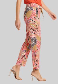 Multikleurige gestreepte broek met een elastische tailleband en riem. Kenmerkt geometrische vormen, felle kleuren en lichte stof.