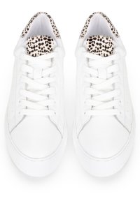 Zapatillas de cuero blanco con cordones planos, detalles texturizados y un forro interior estampado de leopardo en el cuello. Diseño clásico de corte bajo.