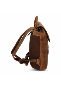 Bruine leren en stoffen rugzak met verstelbare schouderbanden, een gestructureerde vorm en een klepafsluiting. Kenmerkt zich door goudkleurige hardware en stiksels.