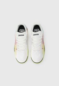 Witte sportieve schoenen met regenboogverloopstrepen, gestructureerde stof, zwarte binnenvoering en groene zoolaccenten. Logo op de tong.
