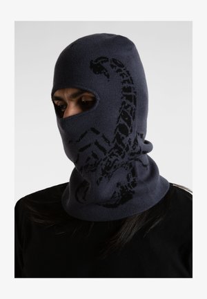 Pletene balaklava v temno modri barvi z grafiko črnega škorpiona. Ima popolno pokritost glave in odprtine za oči in usta. Mehak material.