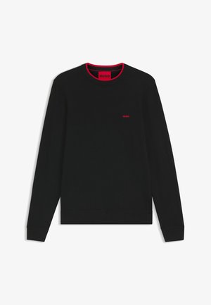 Schwarzer Pullover mit langen Ärmeln, Rundhalsausschnitt und einem roten Akzent am Kragen. Verfügt über ein kleines rotes Logo auf der Brust. Glatte Textur.