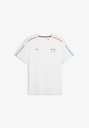 Weißes BMW Motorsport T-Shirt mit Puma-Logo, roten Streifen auf den Schultern und blauen Streifen an den Ärmeln.