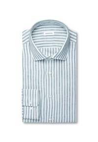 Chemise homme à manches longues avec boutons, rayures verticales bleu clair et blanc, pliée avec col et poignets visibles.
