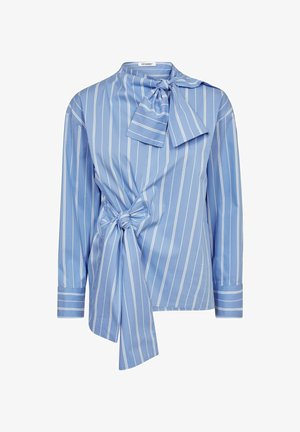 Šviesiai mėlyna palaidinė su baltomis vertikaliomis juostelėmis, ilgomis rankovėmis, kaklo srityje su raišteliu ir susuktas dizainas juosmens srityje. Lygi medžiaga.