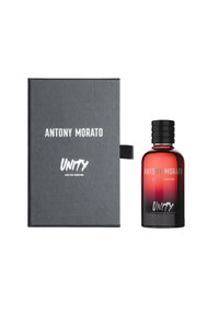 Caja negra con texto blanco, que contiene una botella de vidrio con degradado de rojo a negro, con tapa negra estriada y letras blancas que dicen "ANTONY MORATO UNITY".