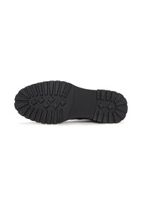 Suela de zapato de goma negra con un dibujo profundo y texturizado para el agarre. Presenta un borde liso y ligeramente curvado, y un patrón de tacos pronunciado.