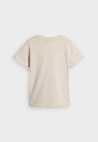 Camiseta de manga corta de color beige claro, hecha de algodón. Presenta un escote redondo y una textura de tela suave. Vista trasera, sin gráficos ni patrones.