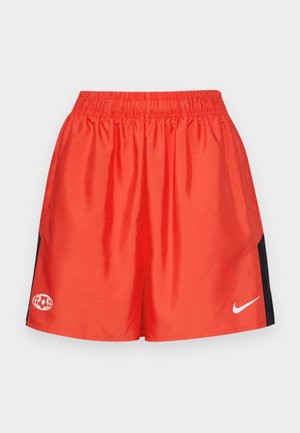 Rde športne kratke hlače z elastičnim pasom, črnimi stranskimi paneli in belim Nike logotipom spredaj. Gladek, lahek material.