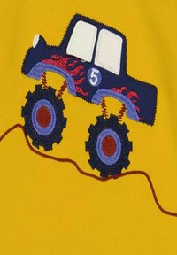 Modrý vyšitý monster truck s červenými plameny a číslem 5, na žlutém pozadí, s černými pneumatikami a texturovaným designem.