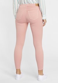 Wrangler Vaqueros pitillo - pink