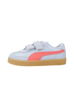 Zapatilla blanca con suela de goma, franja coral en el lateral, dos tiras de velcro y logotipo de Puma en el borde exterior de la suela.