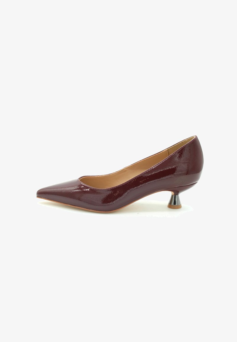 Escarpin en cuir verni bordeaux avec un bout pointu et un petit talon métallique. Présente une texture lisse et un design simple et élégant.