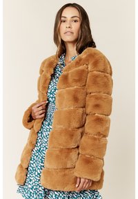 Unselected, camel